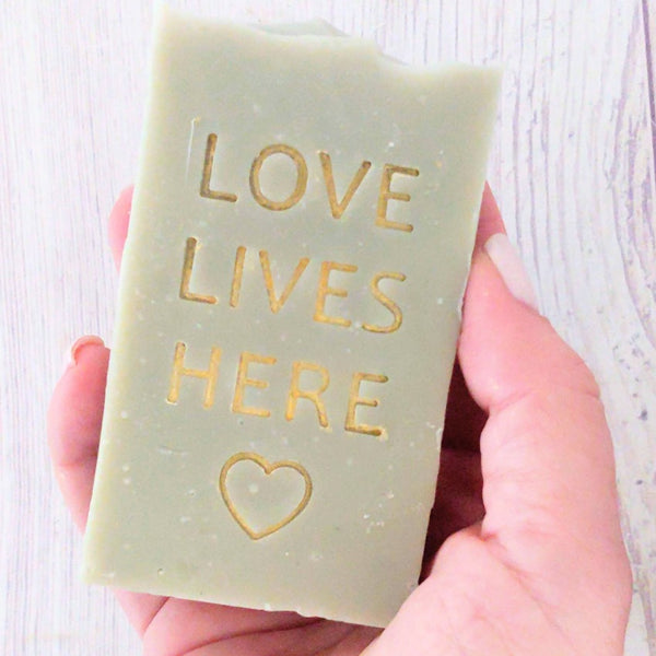 Love lives here - חותמת