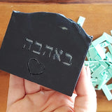 חותמת אותיות לסבונים