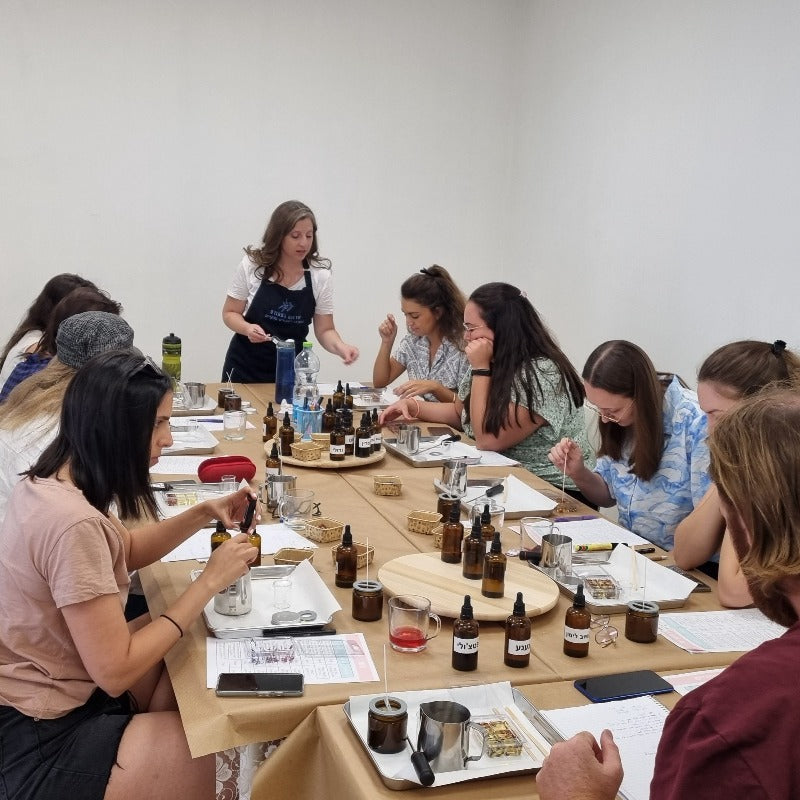 סדנה להכנת נרות מעוצבים בצורת קינוח עם קצםת משעוות סויה