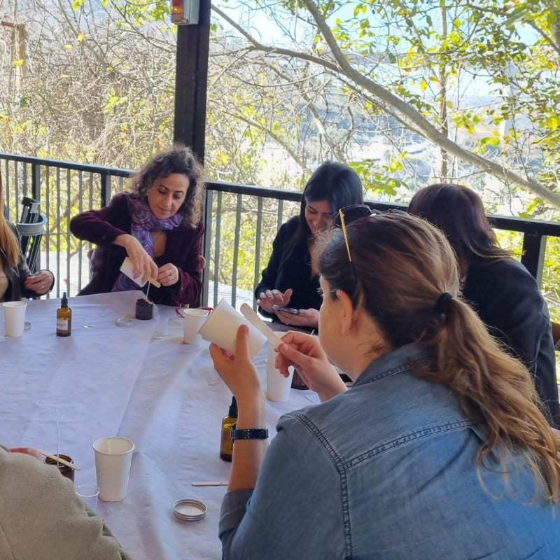 בהכנת נרות בסדנה למפגש עובדים ארגונים