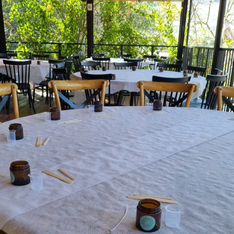 סדנה להכנת נרות כחלק מיום כיף לעובדים